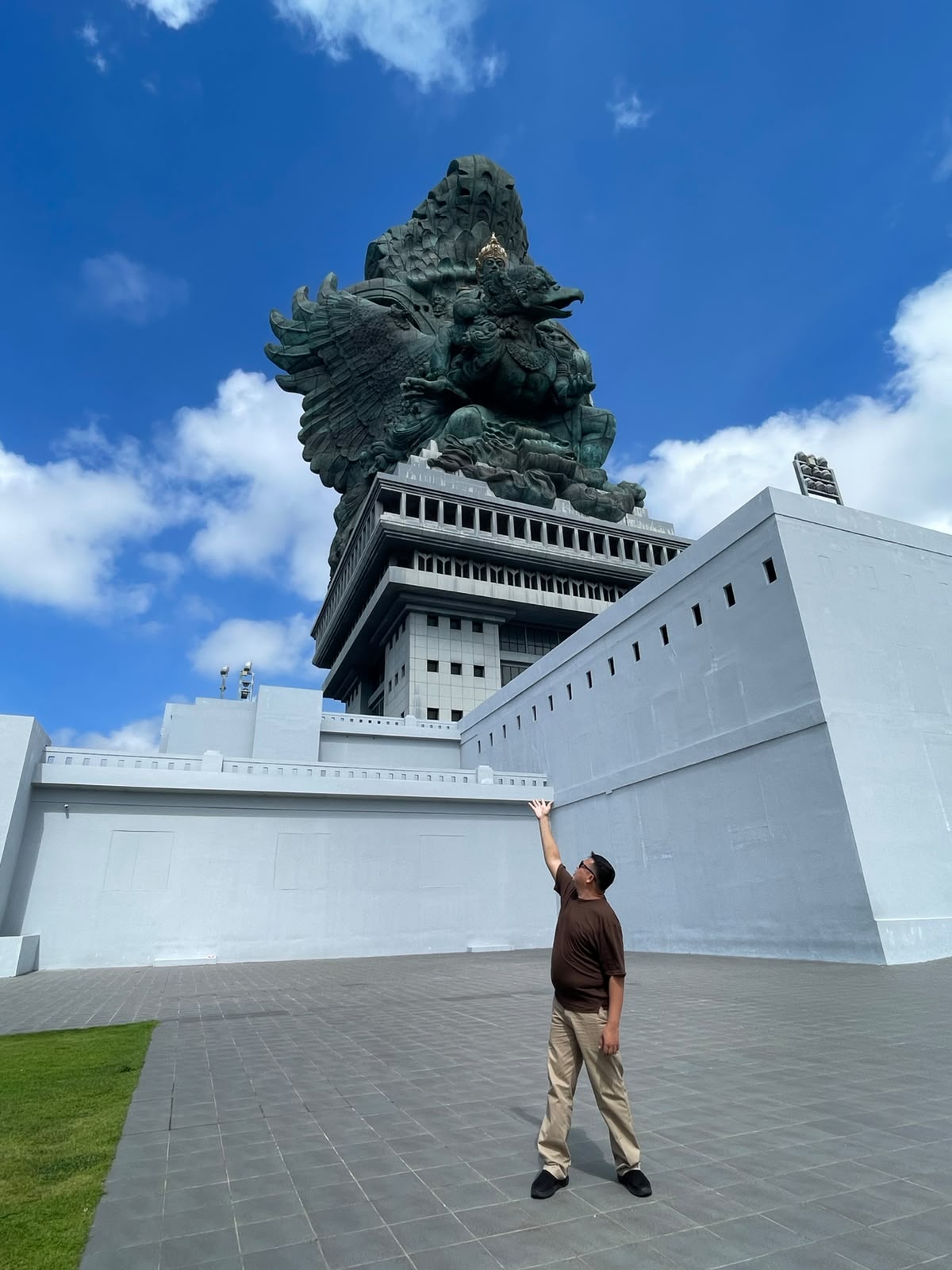 Ayunan di tepi jurang hijau Bali