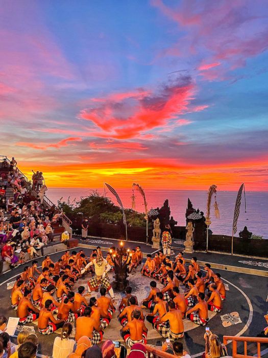 Pertunjukan Kecak Dance di Uluwatu saat sunset