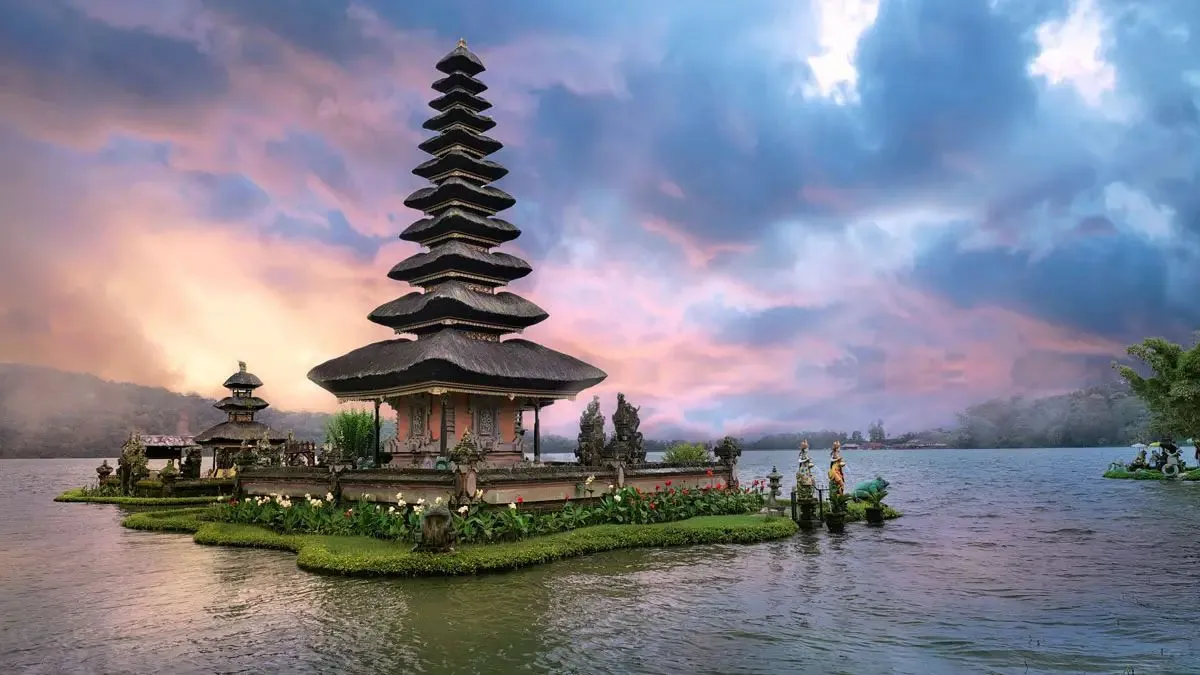 Ulun Danu Beratan Temple beside the lake