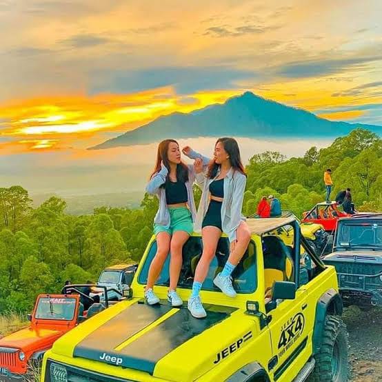 Wisatawan menikmati matahari terbit dari puncak Gunung Batur, Kintamani, Bali