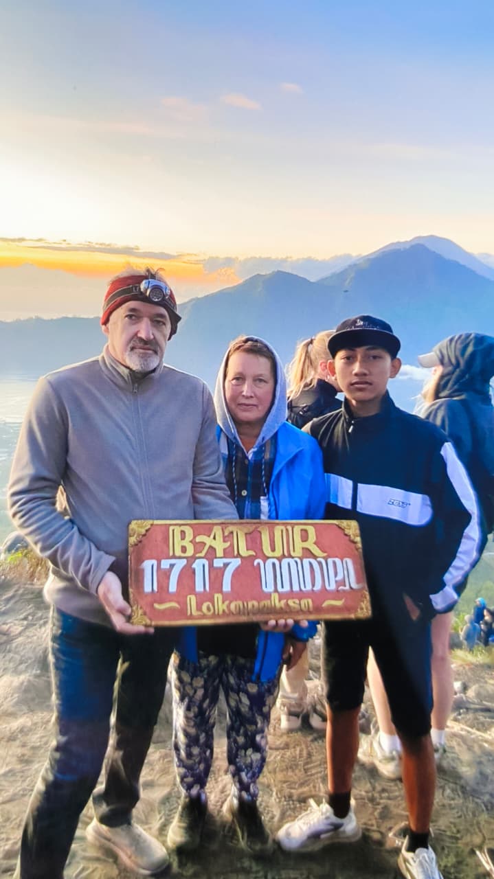 Rombongan pendaki menyaksikan sunrise di puncak Gunung Batur