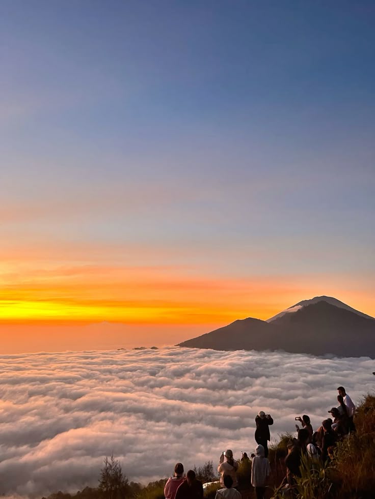 Puncak Gunung Batur di atas lautan awan saat pagi
