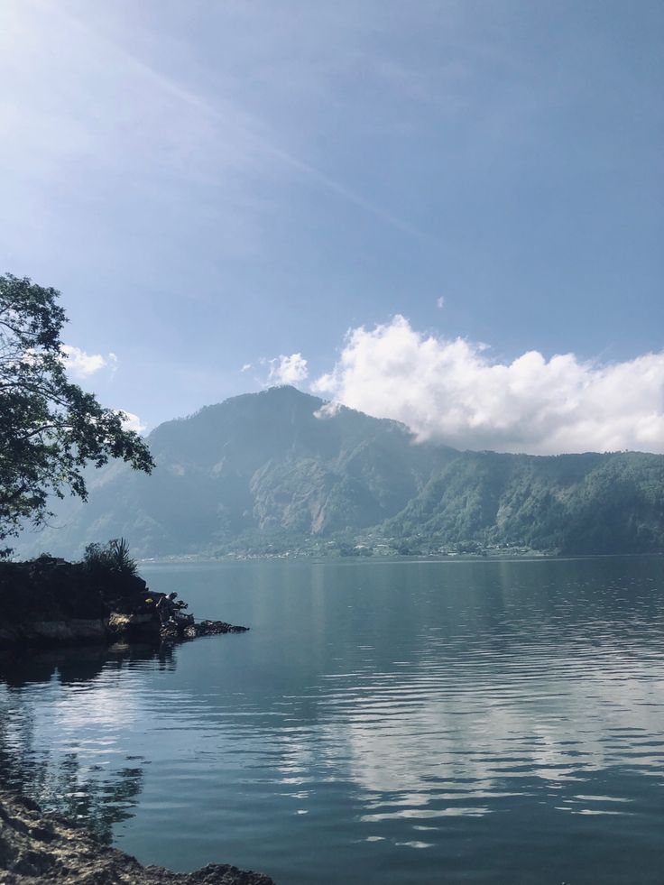 Danau Batur dengan perahu nelayan di tepi kaldera