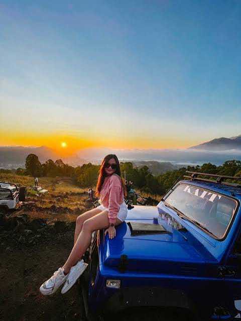 Jflow trek berbatu menuju summit Mount Batur