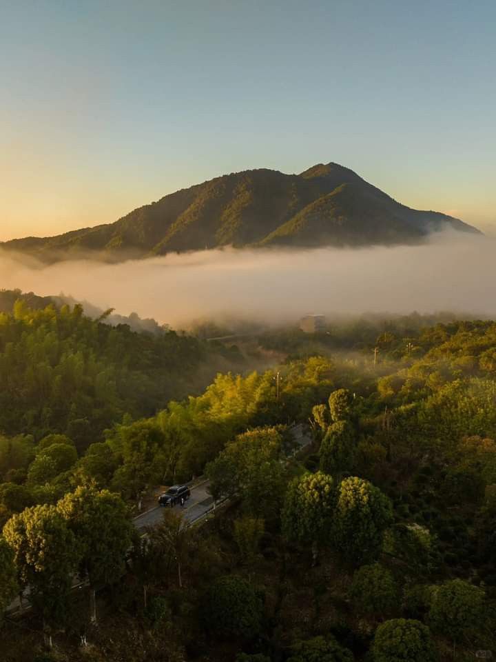 Langit oranye menyala at atas mountains during sunrise