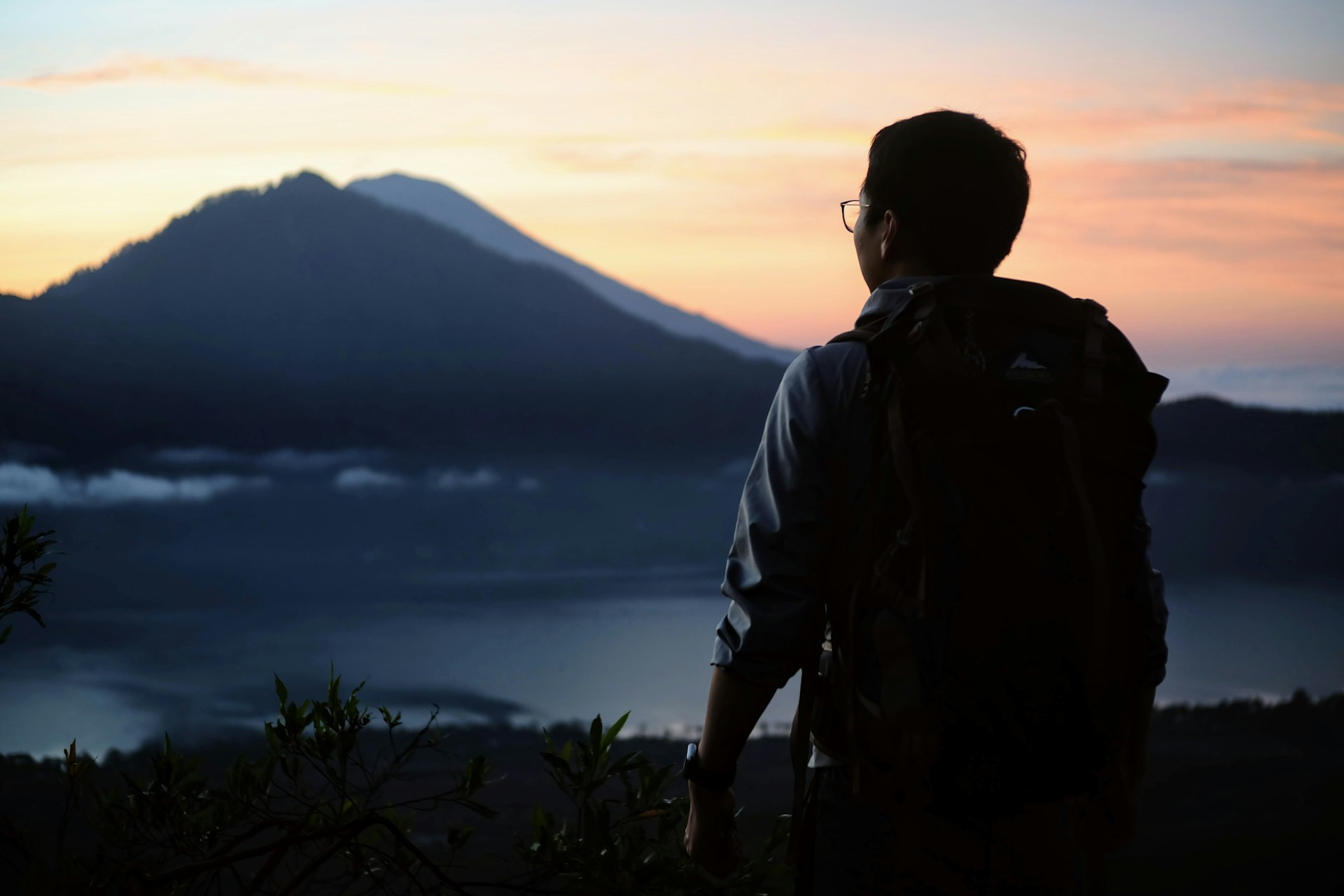 Pemandangan Gunung Batur Kintamani saat matahari terbit dengan danau di kejauhan
