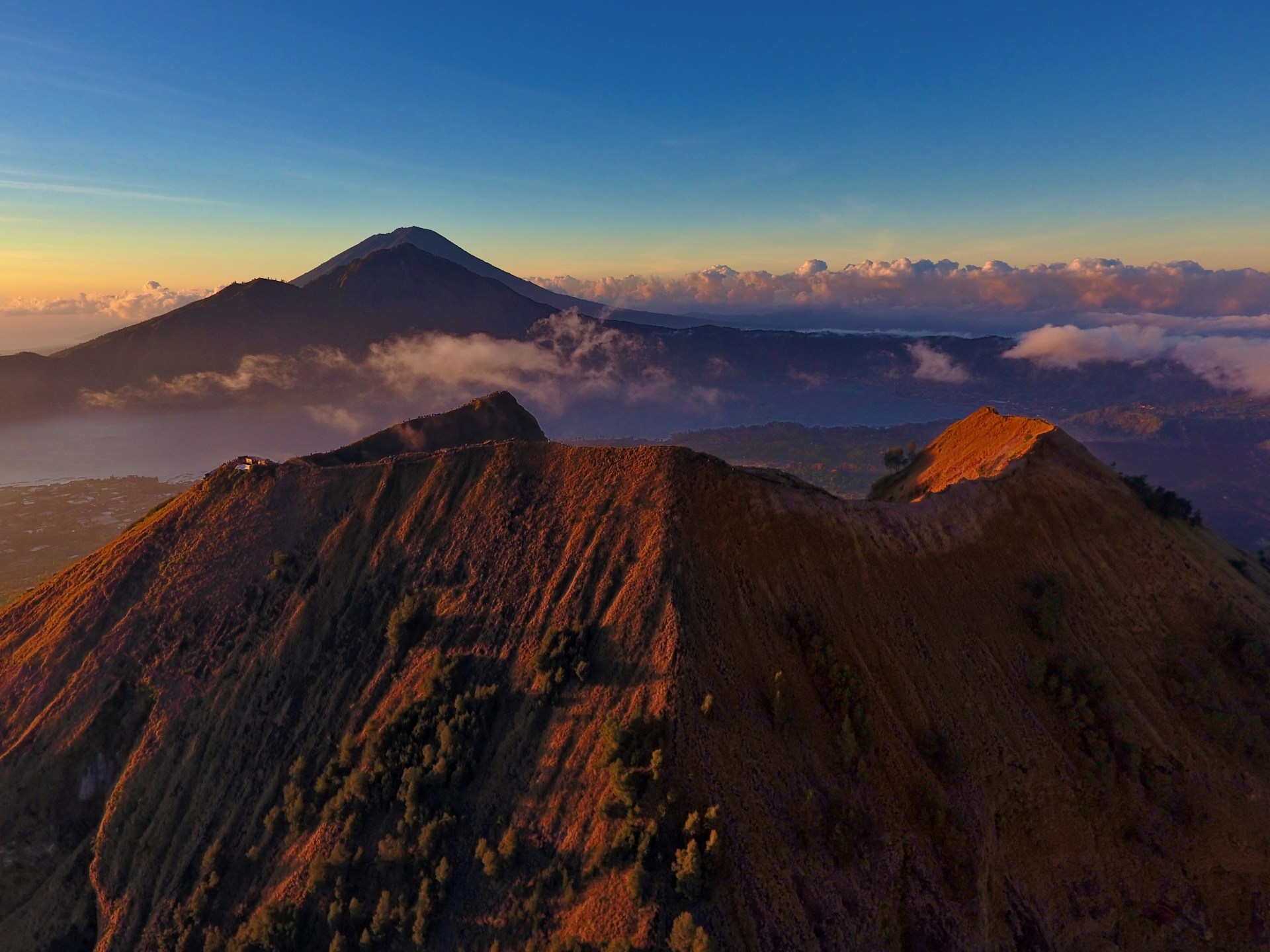 Jeep 4WD melintasi jalur off-road berbatu di kaki Gunung Batur