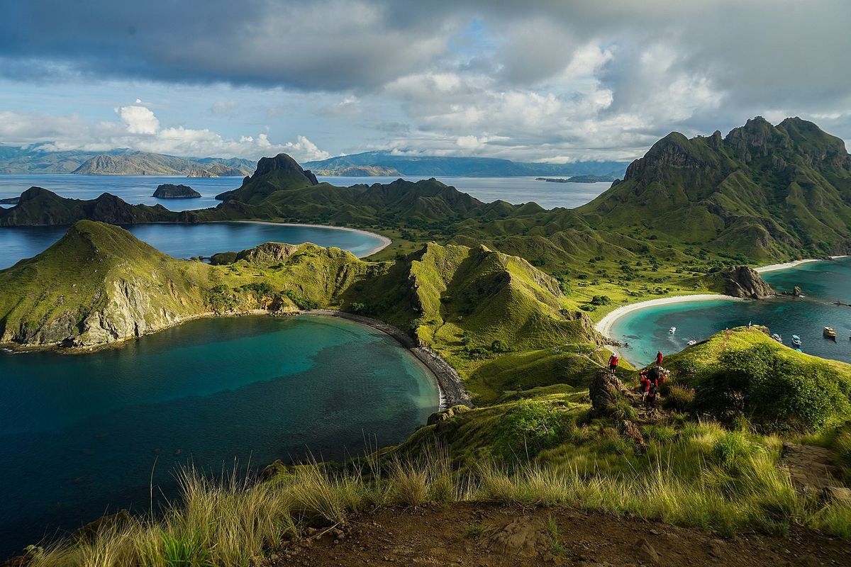 Bukit savana Pulau Padar dengan laut biru di kedua sisinya