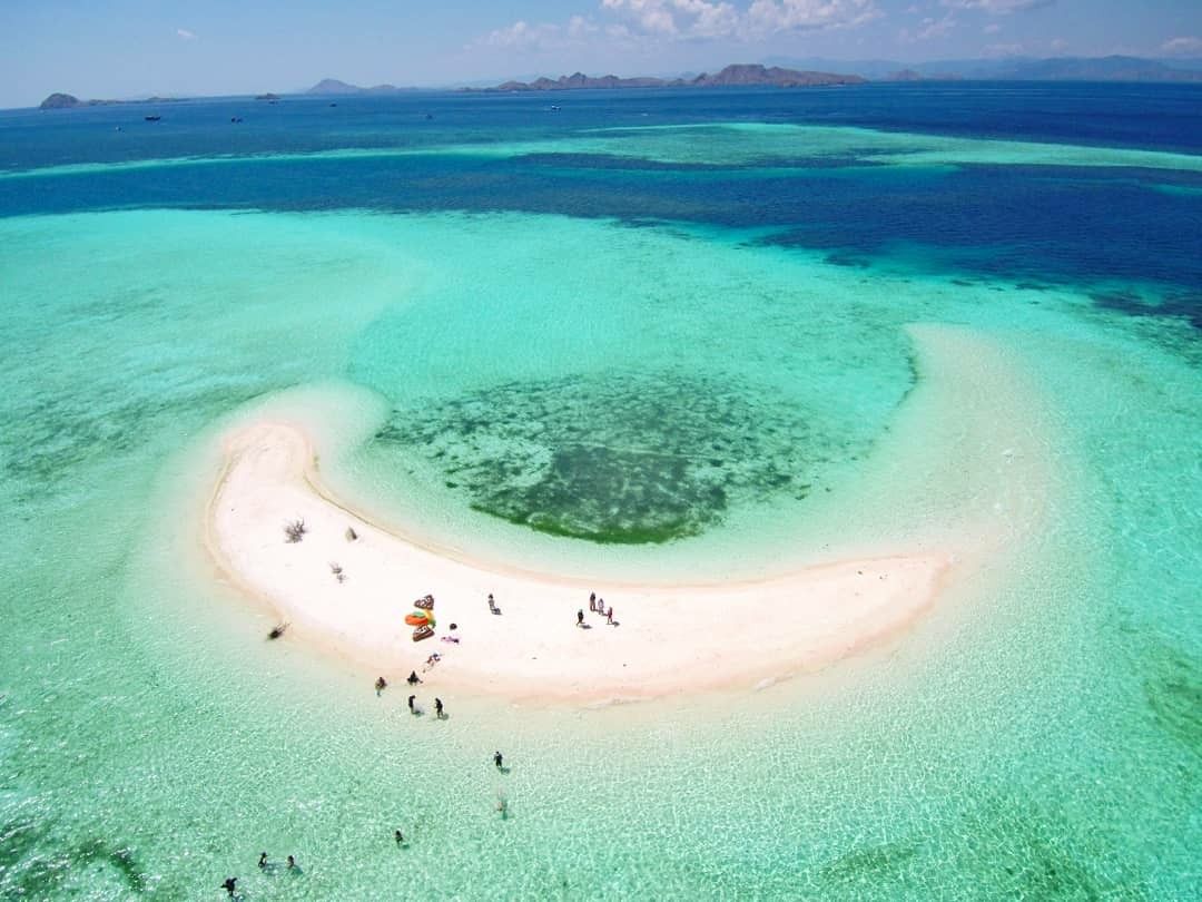 Gugusan pulau kecil dikelilingi air laut jernih