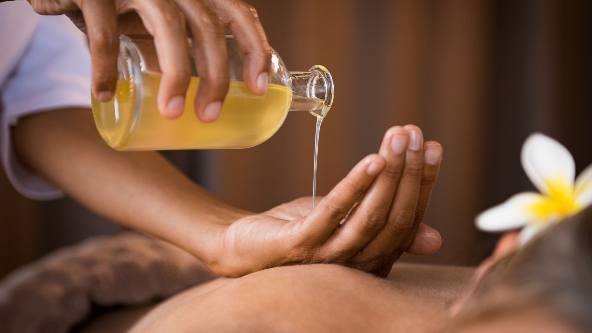 Aromatherapy massage dengan essential oils