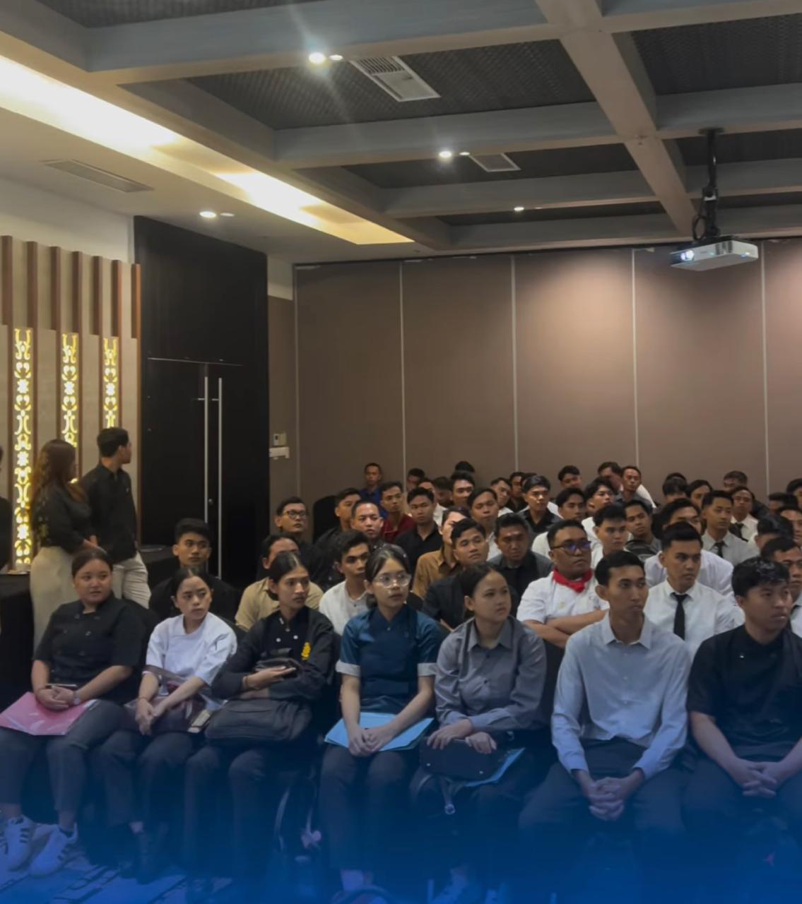 Peserta pelatihan berdiskusi dengan mentor