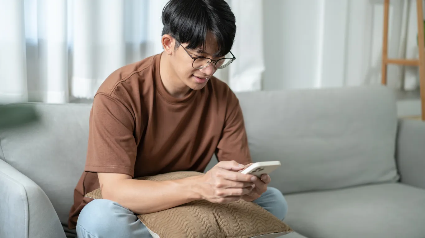 Orang mencari bisnis lokal di ponsel
