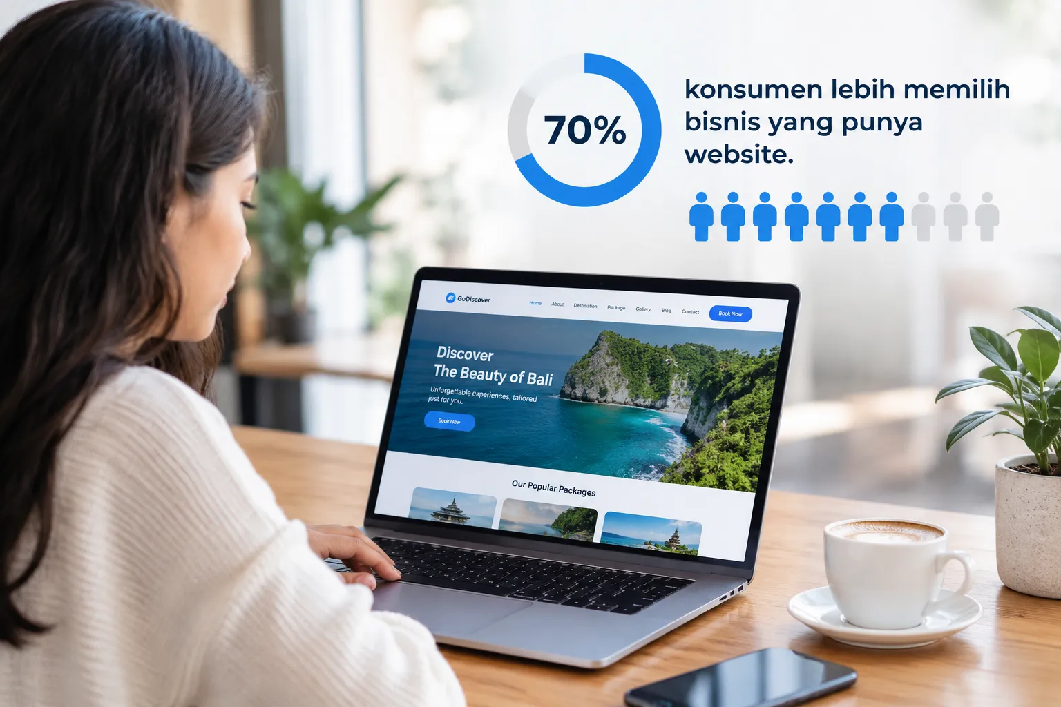 Orang melihat website bisnis di laptop