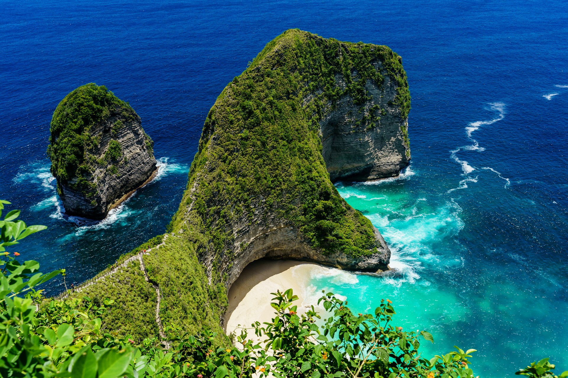Kelingking Beach T-Rex cliff formation