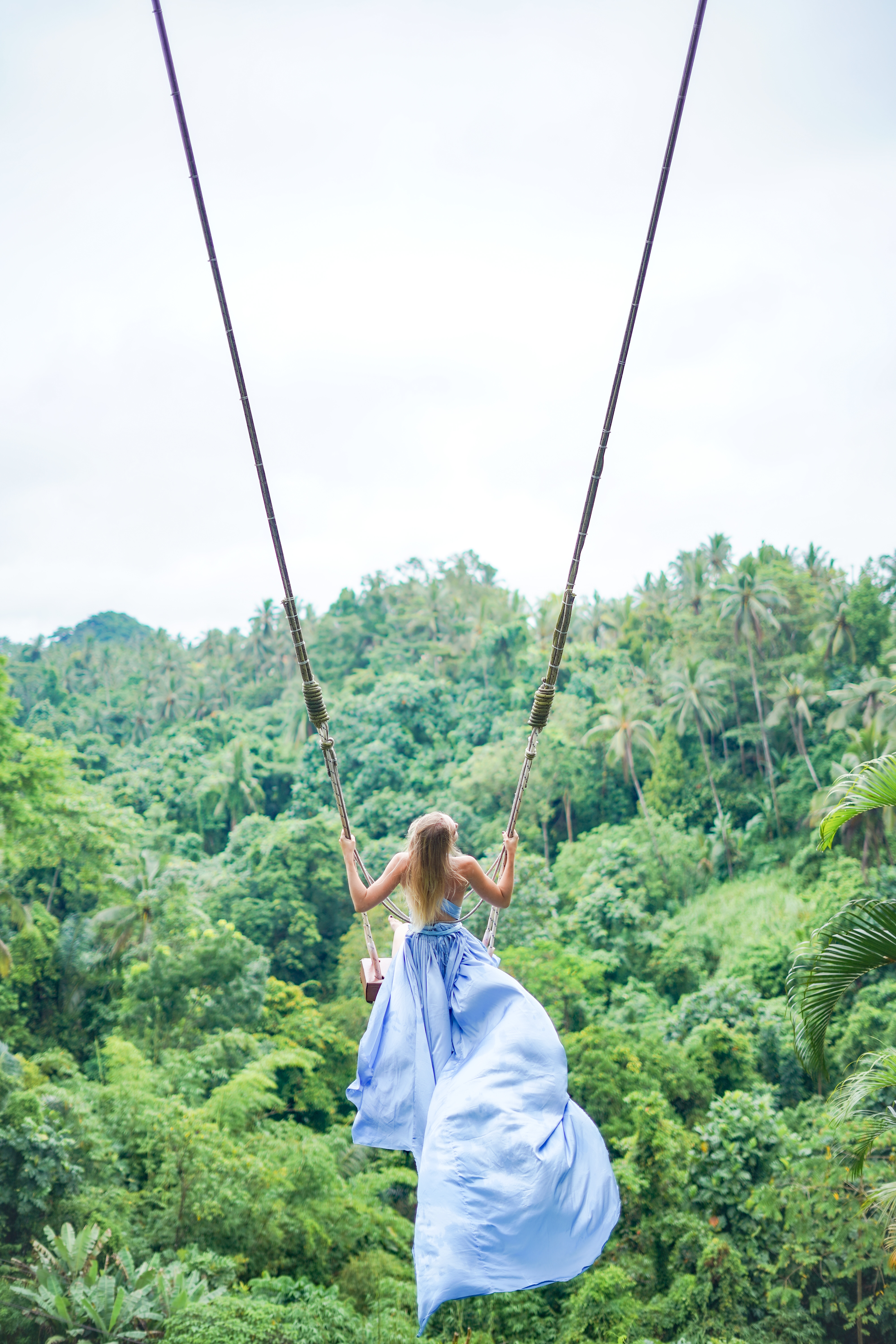 Detail buket bunga tropis dalam sesi foto bridal