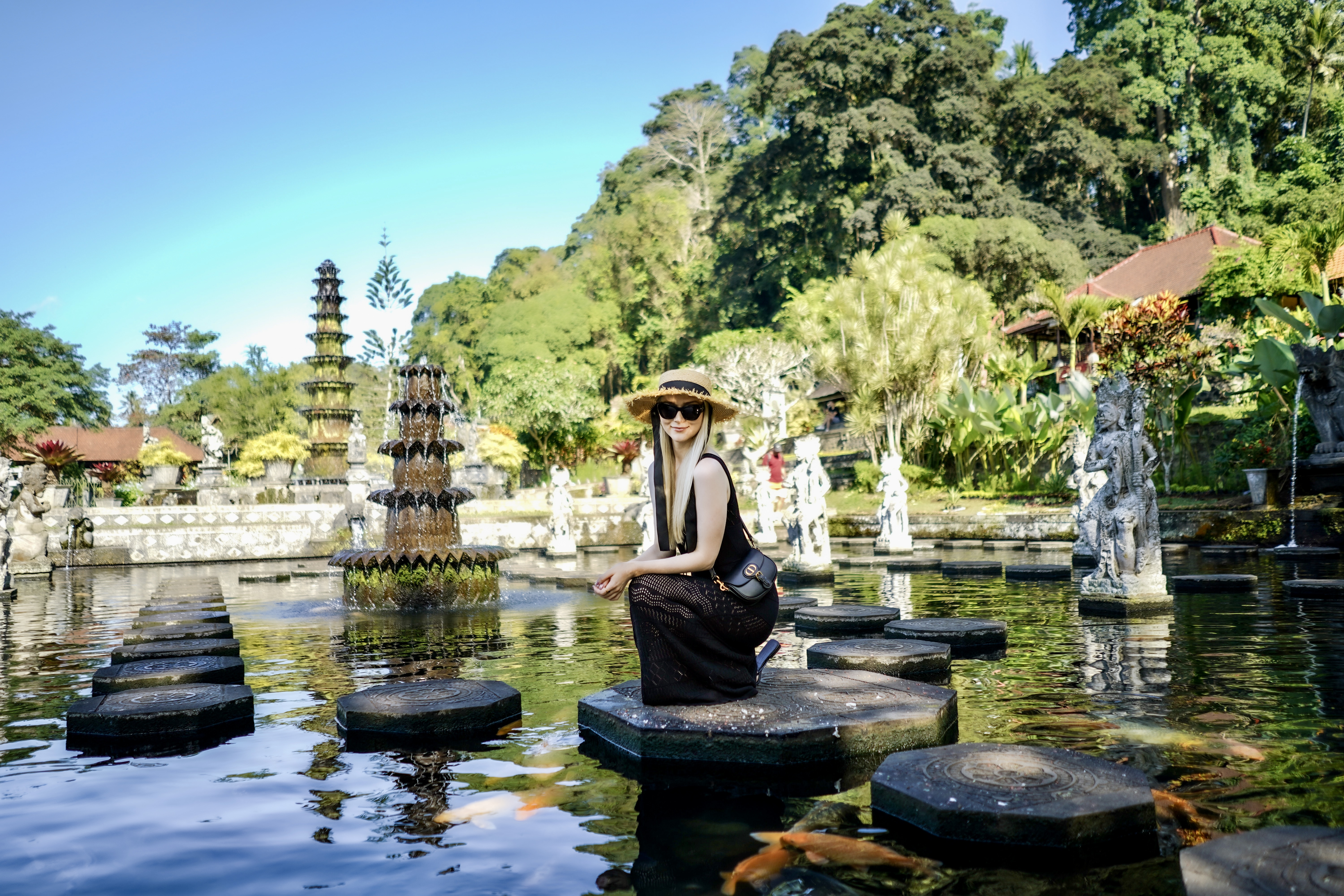 Pemandangan tropis Bali dengan pura dan lanskap hijau untuk inspirasi lokasi foto
