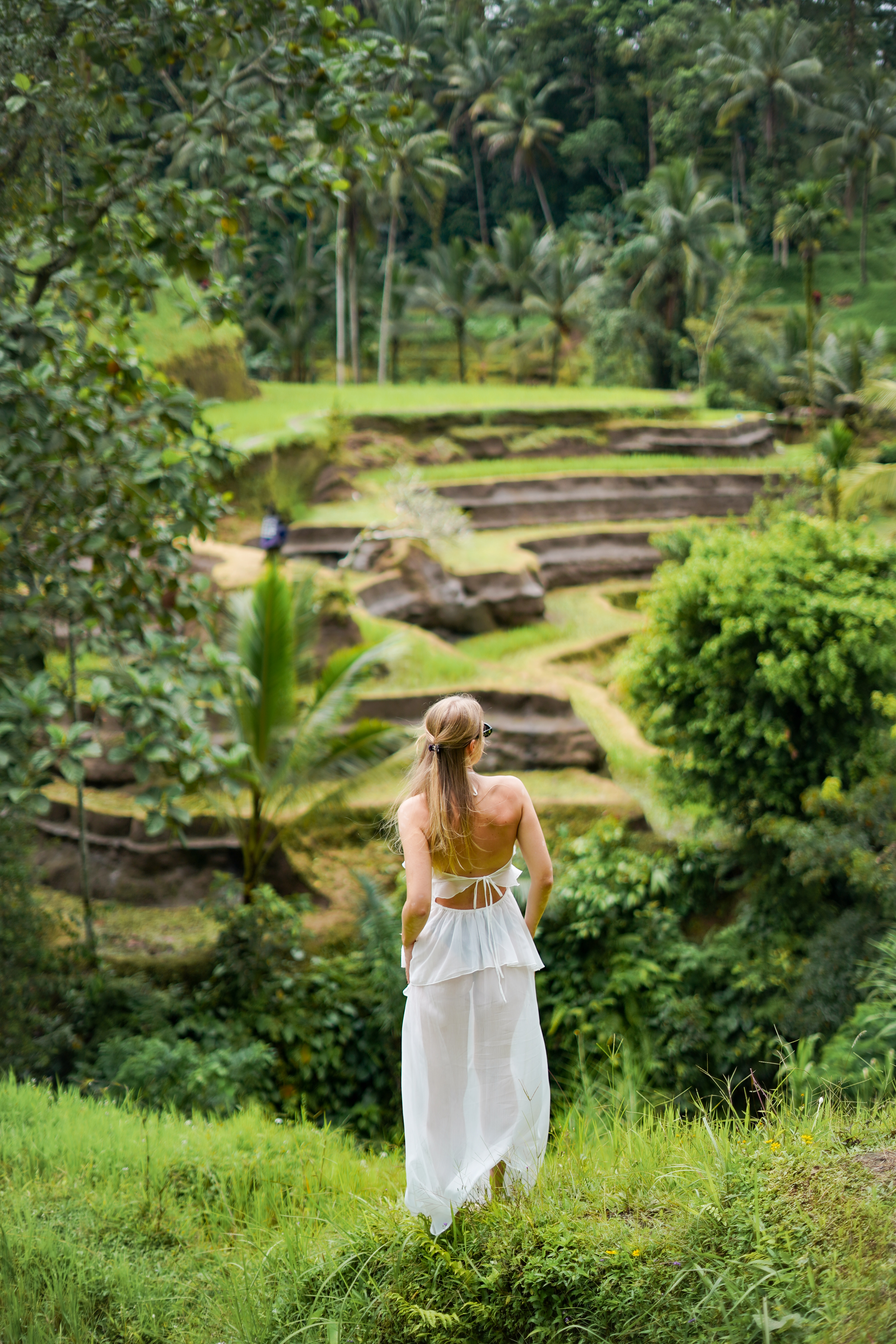 Wanita di lanskap sawah Bali untuk inspirasi solo portrait