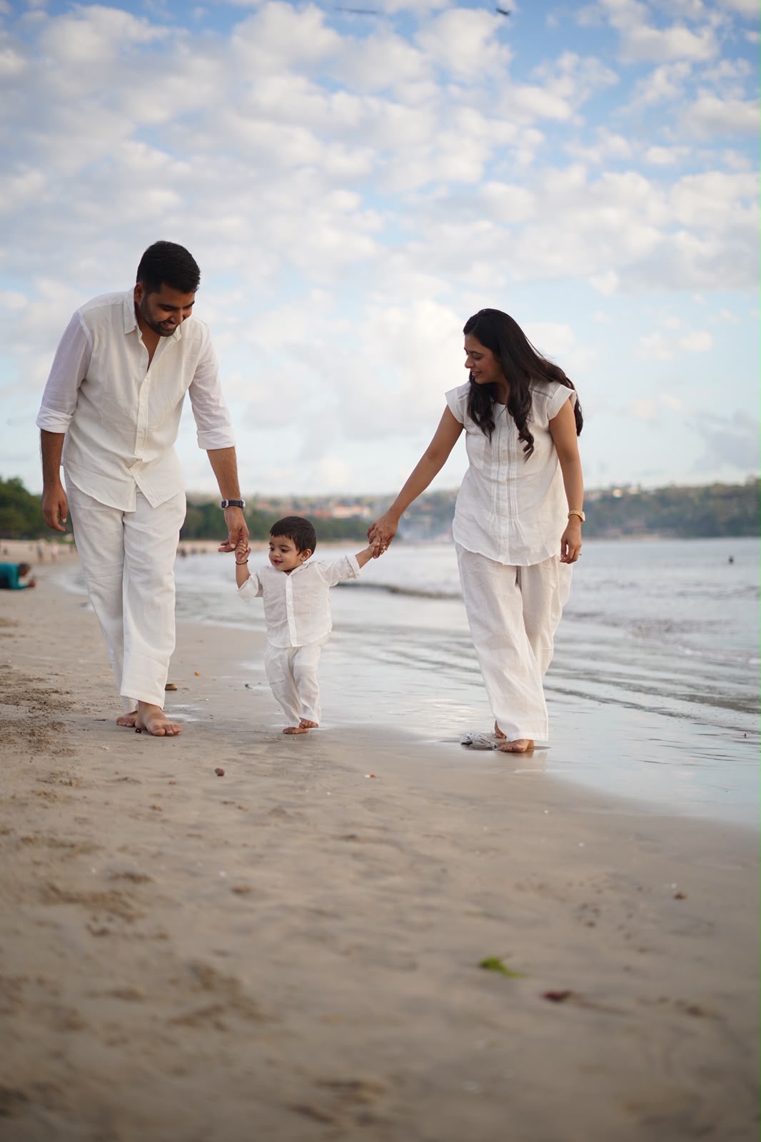 Keluarga berjalan bersama untuk family photoshoot Bali