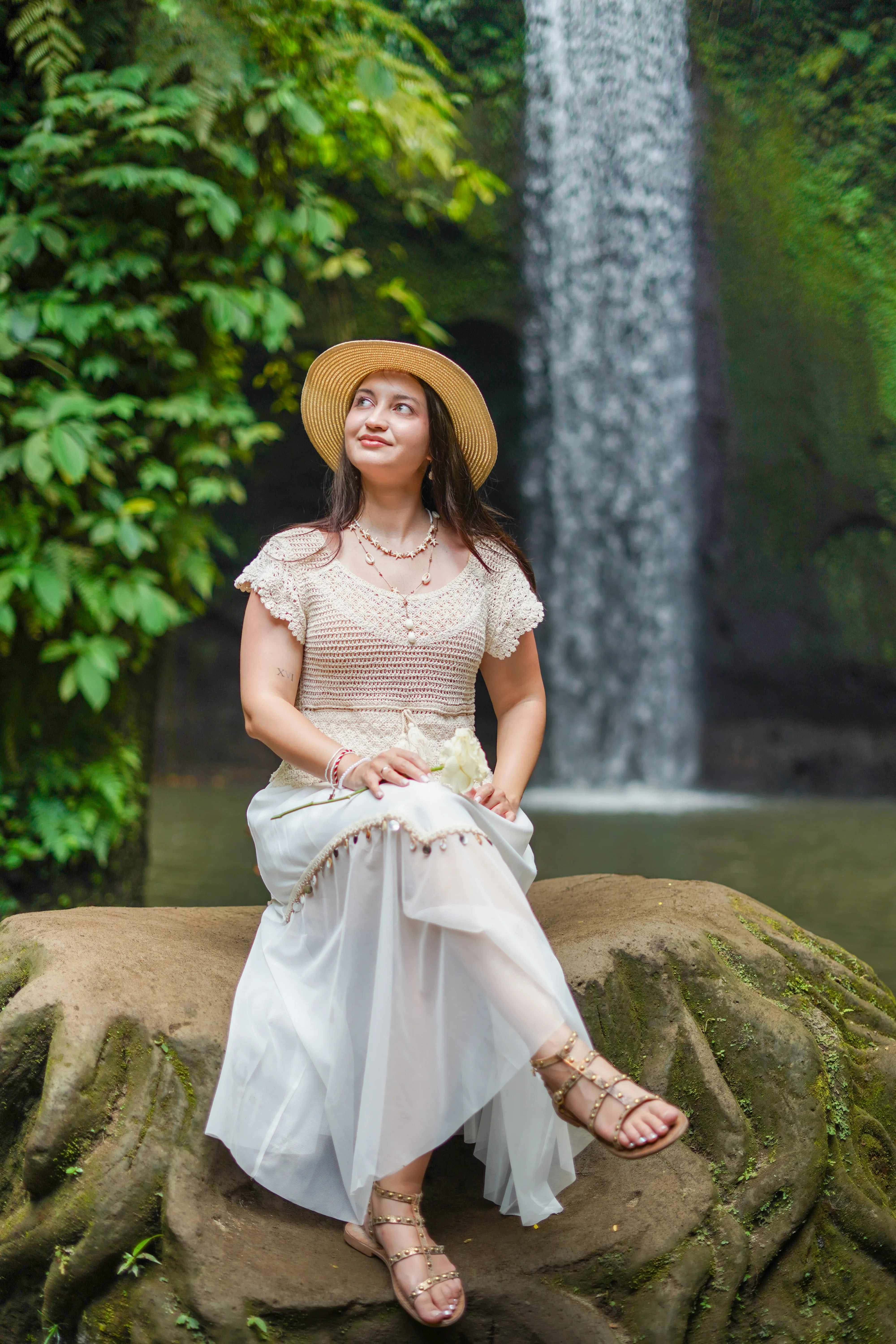 Fotografer Photograper in Bali sedang memegang kamera dalam sesi bernuansa hangat