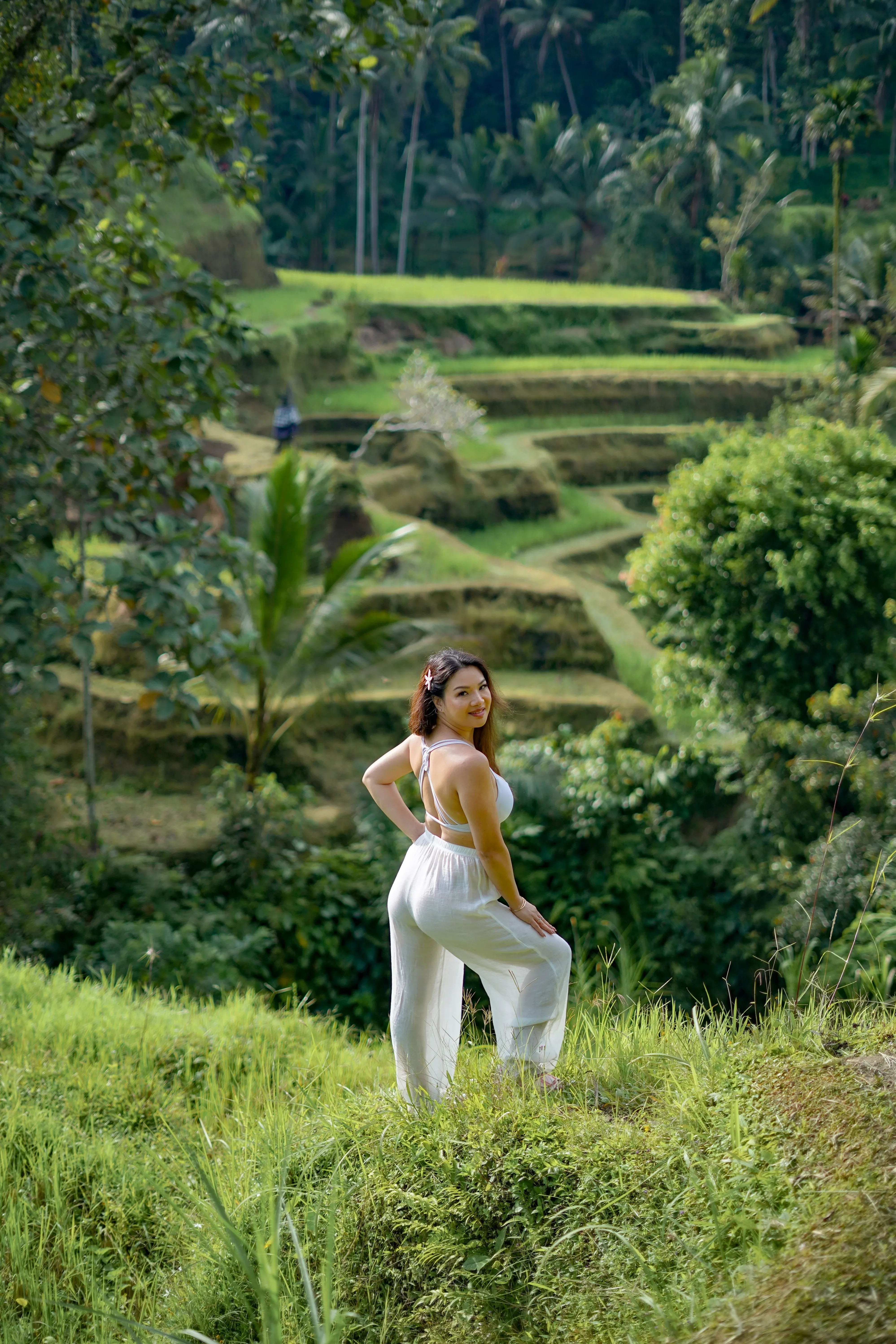 Wanita di lanskap sawah Bali untuk inspirasi solo portrait
