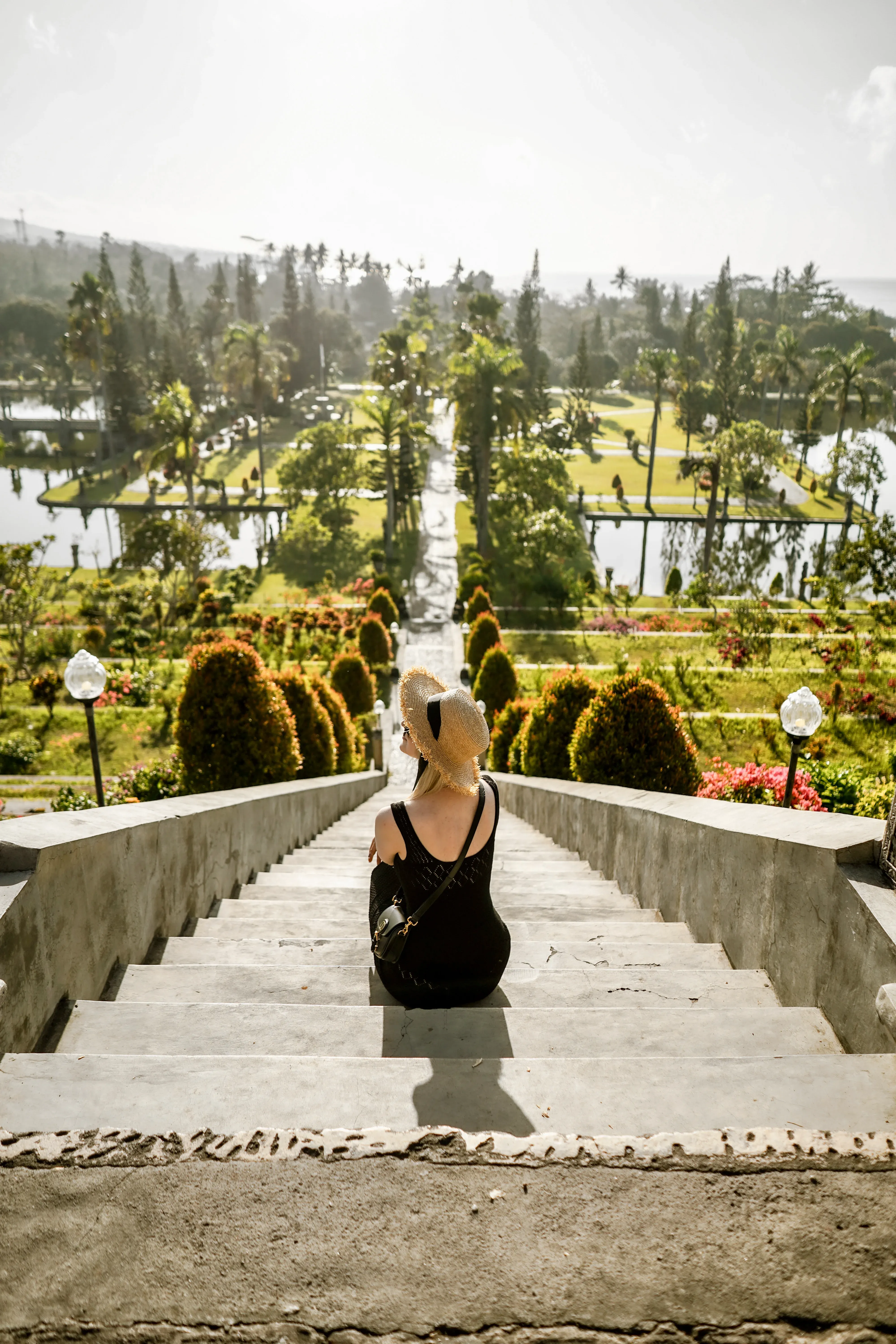 Solo traveler portrait dengan gaya editorial natural