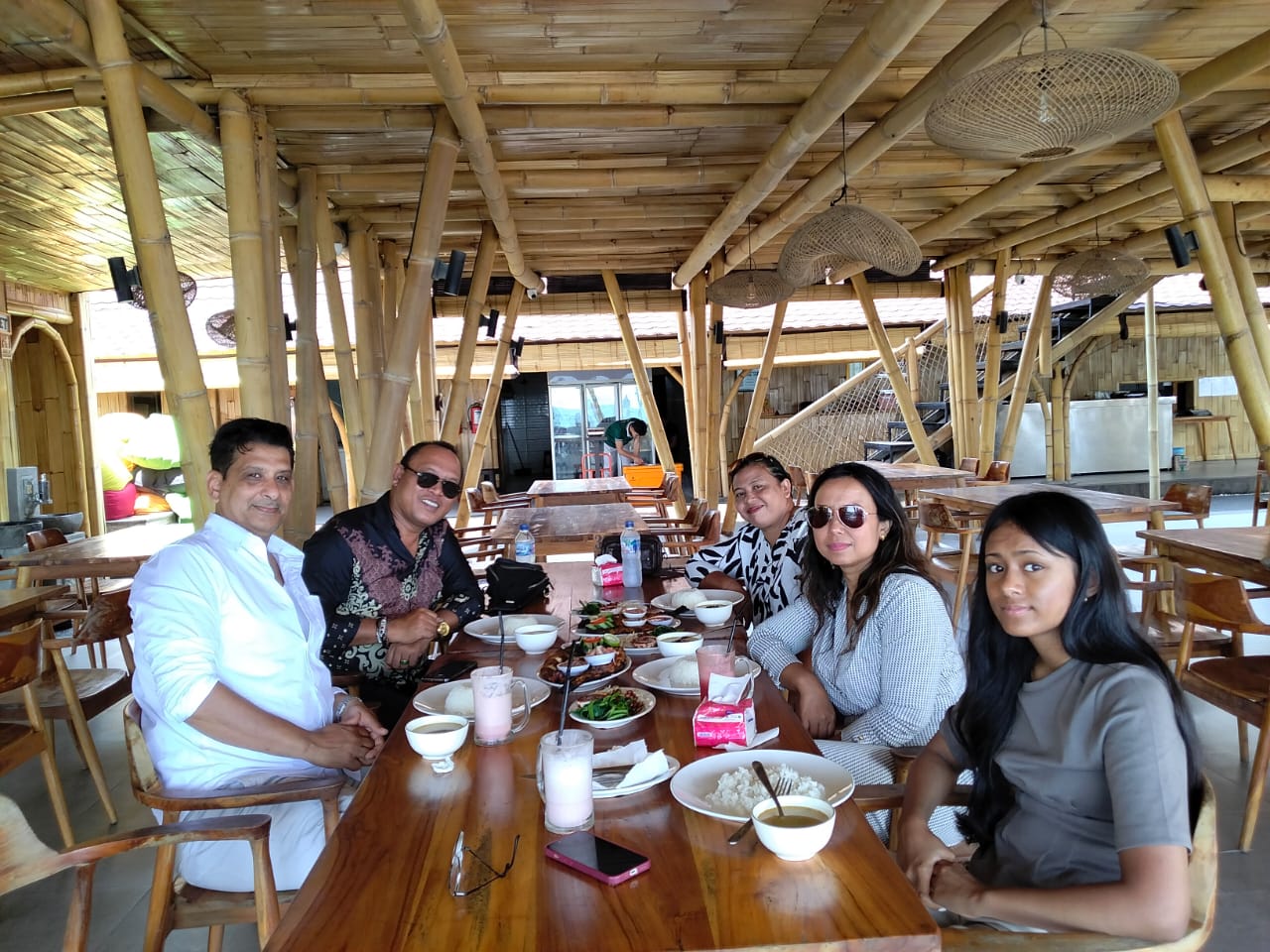 Bangunan restaurant tepi pantai di kawasan wisata