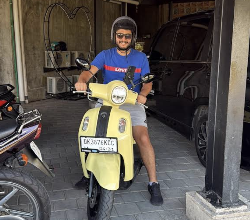 Deretan motor scooter siap disewa