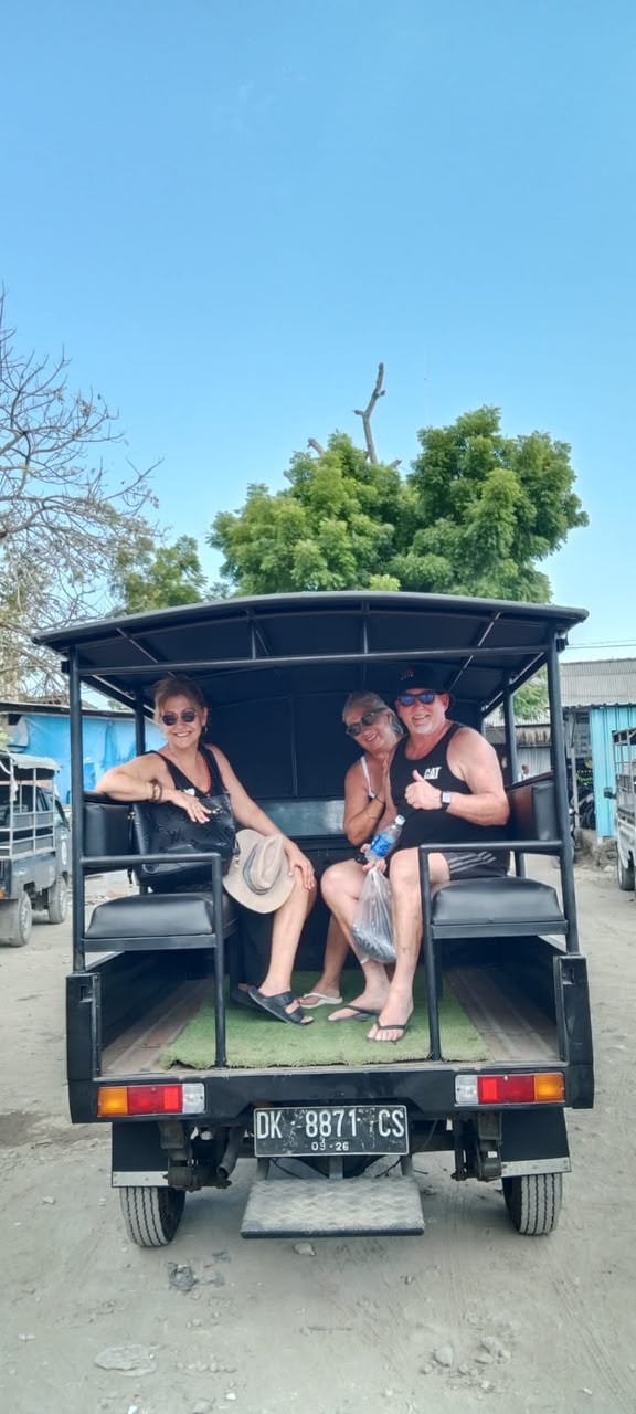 Rombongan wisatawan menikmati perjalanan