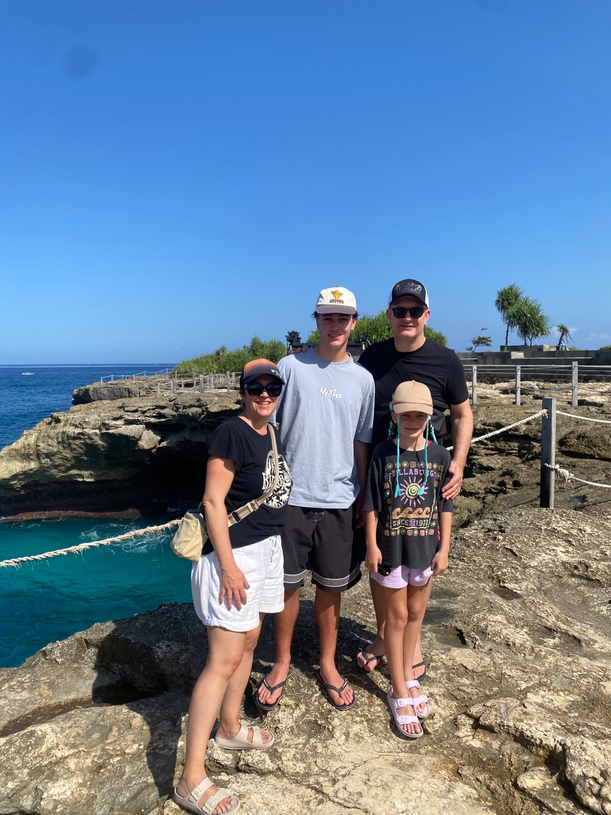 Tebing dan laut biru Nusa Lembongan