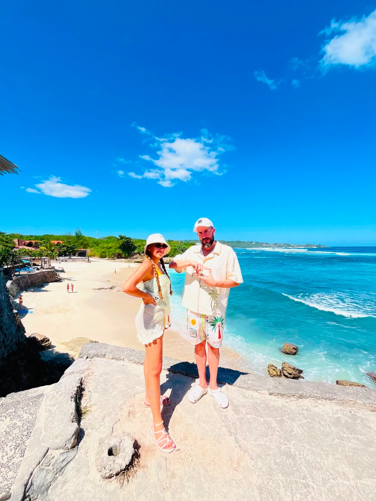 Panorama Dream Beach dari atas tebing
