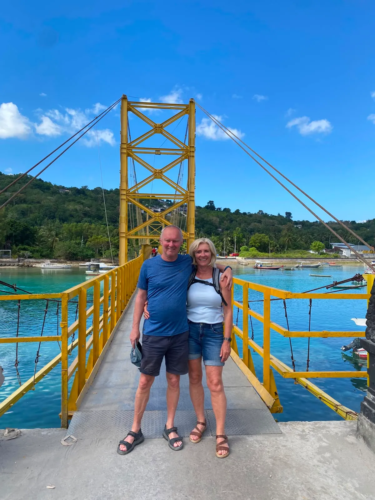 Pasangan wisatawan di Jembatan Kuning Nusa Lembongan