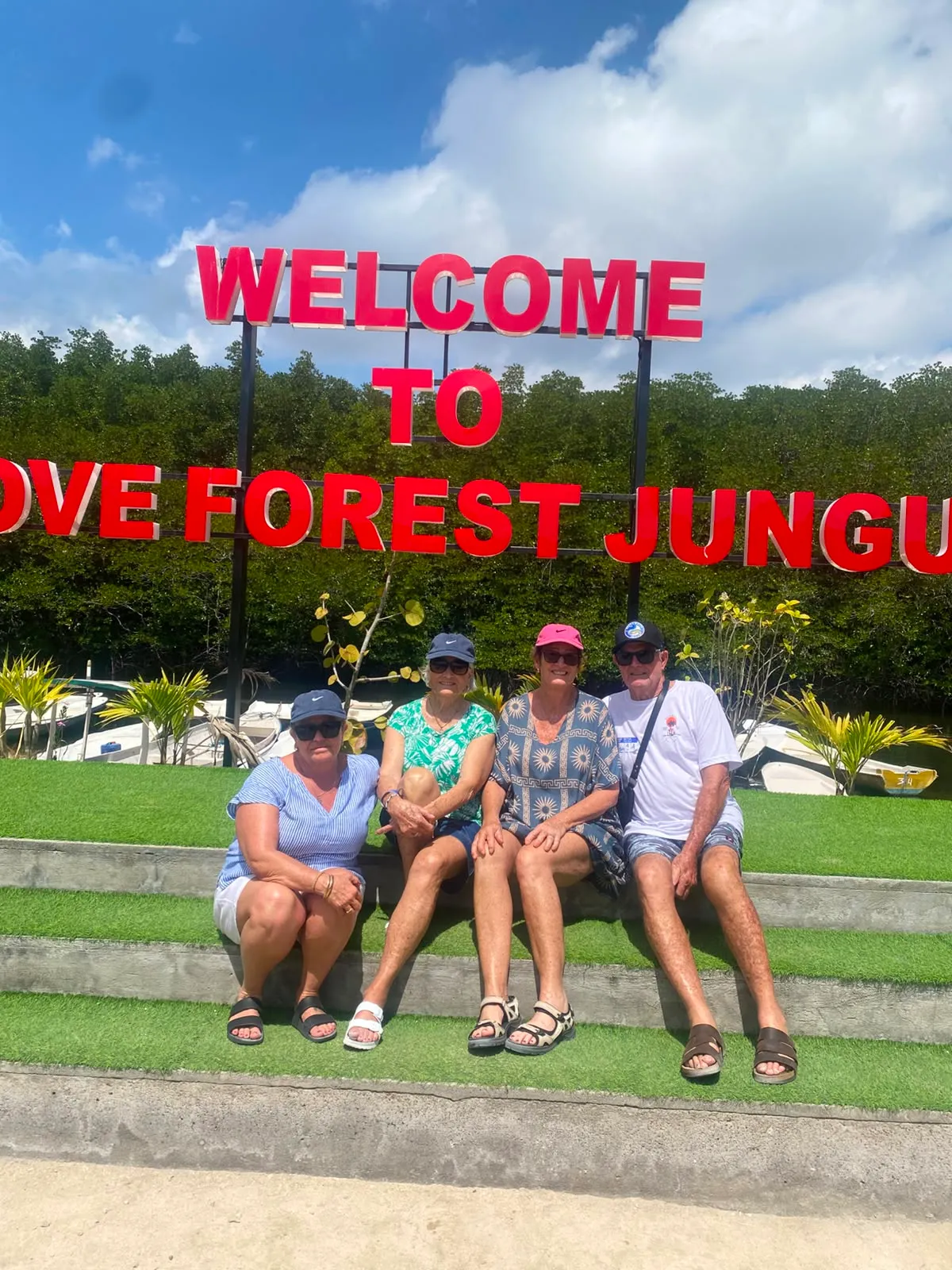 Tur rombongan di Mangrove Forest