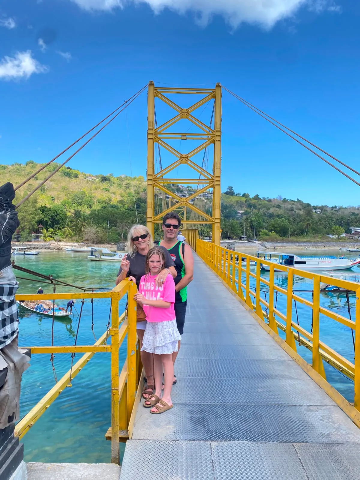 Momen keluarga di Jembatan Kuning