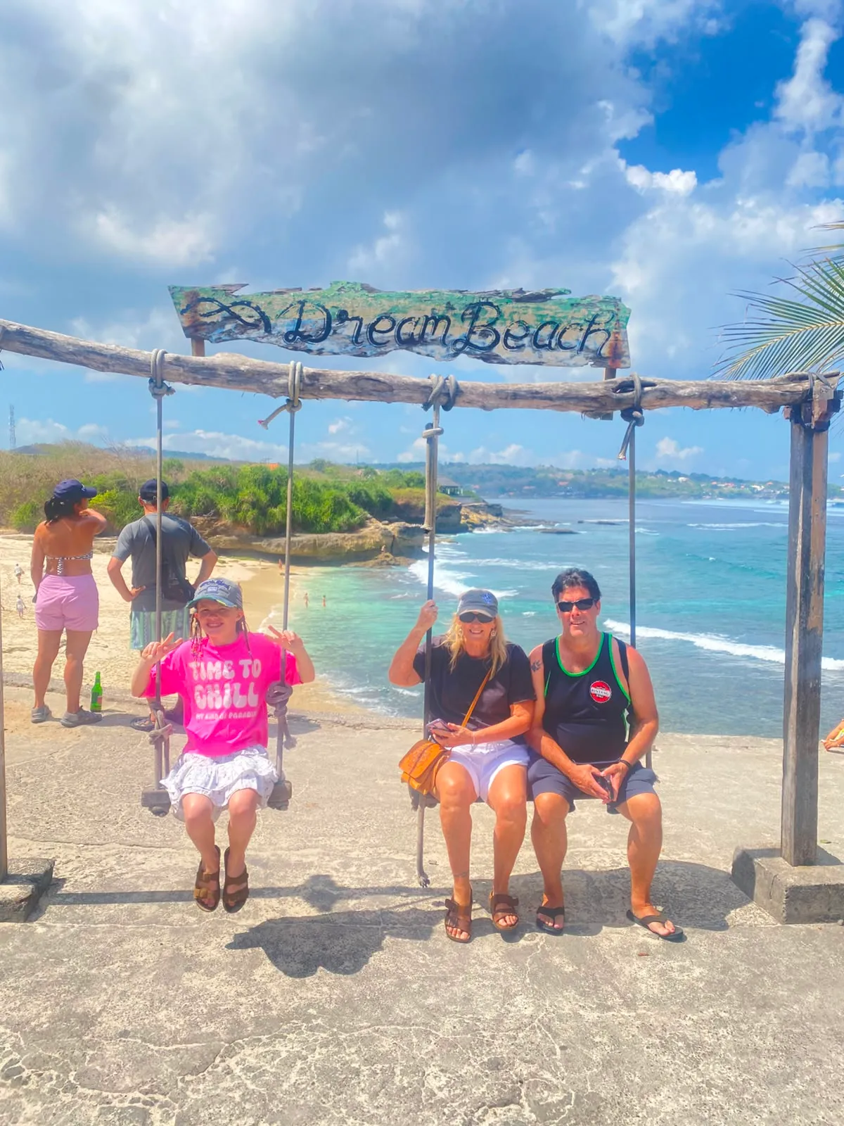 Ayunan keluarga di Dream Beach