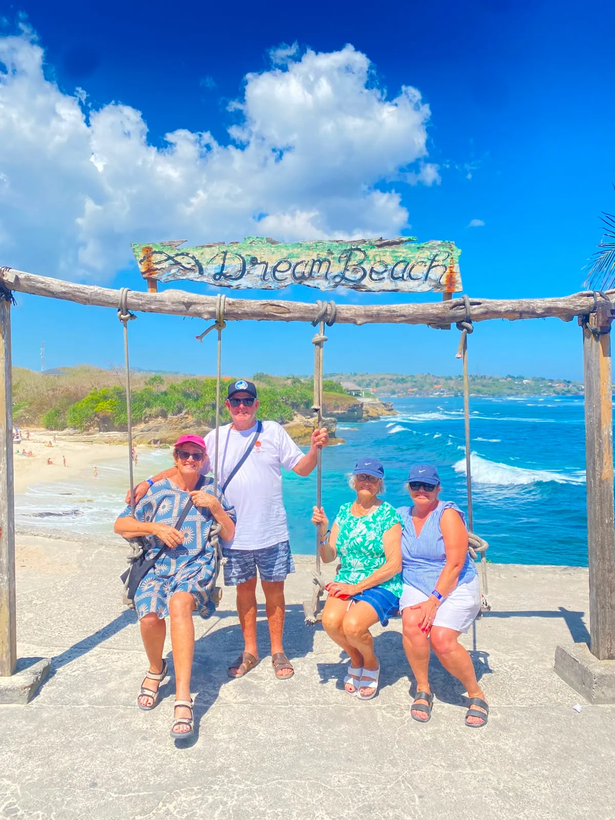 Rombongan wisatawan di ayunan Dream Beach