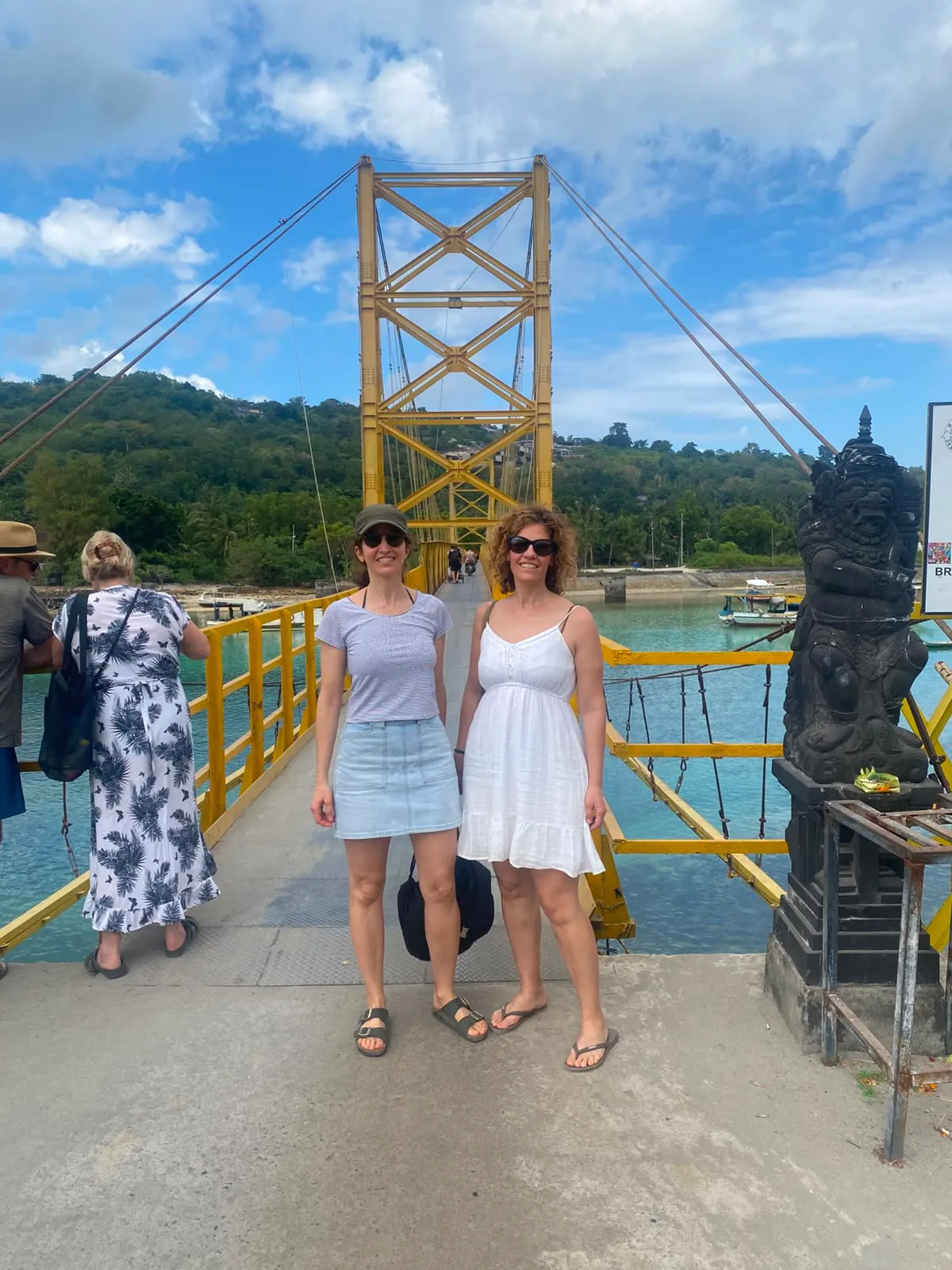 Dua wisatawan di Jembatan Kuning