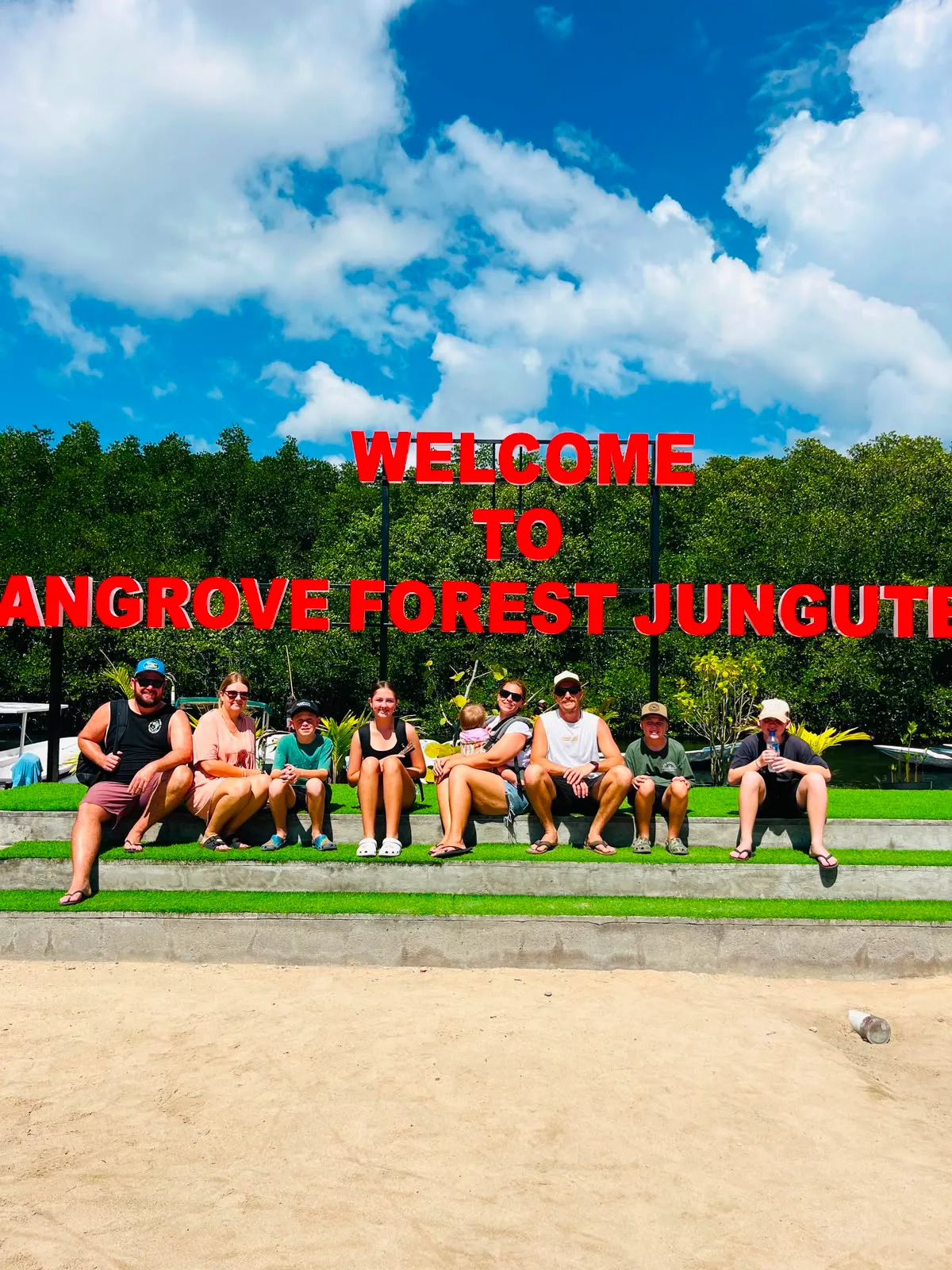 Keluarga besar di Mangrove Forest
