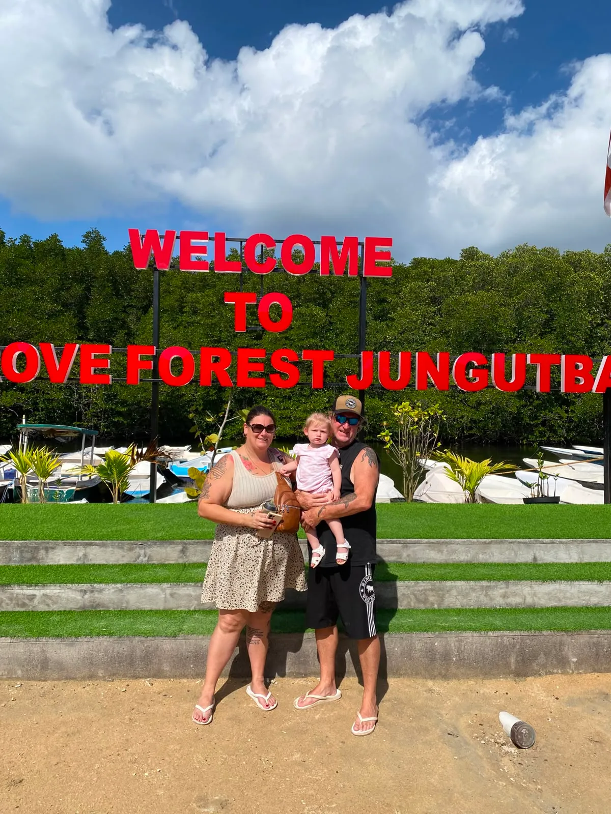Keluarga di Wisata Mangrove Forest Jungutbatu