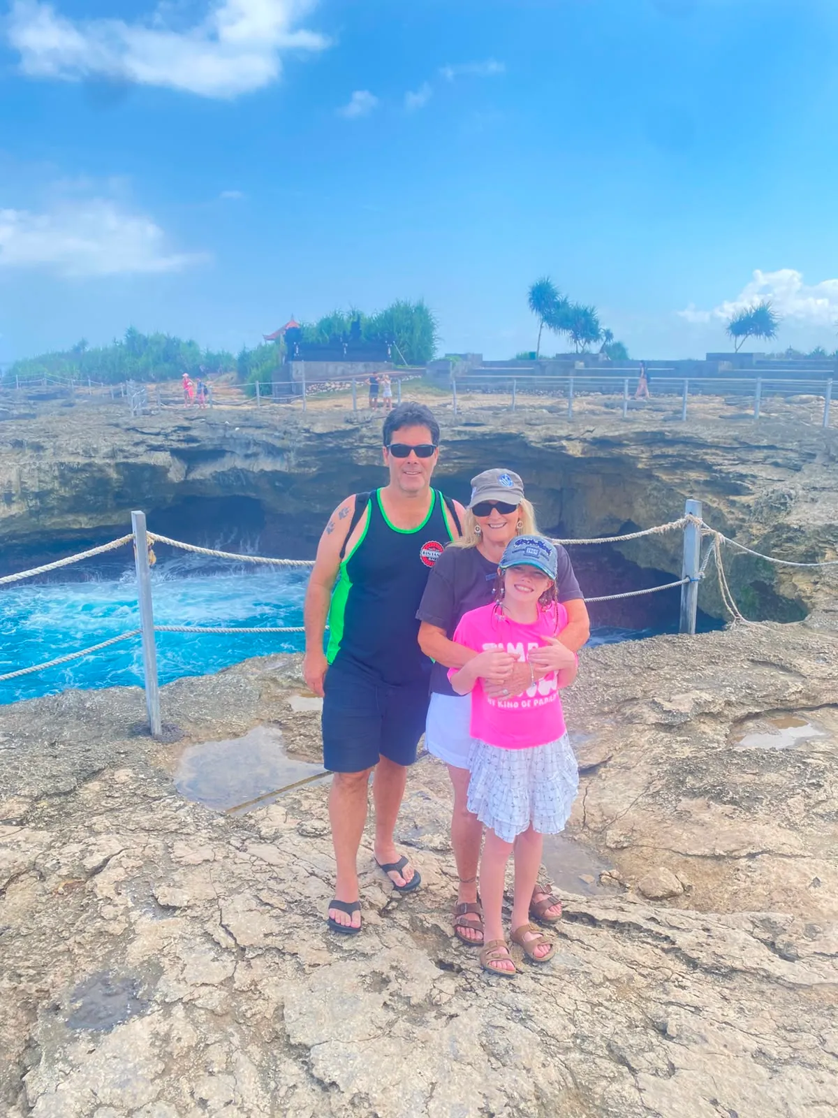 Keluarga wisatawan di Tebing Devil's Tears