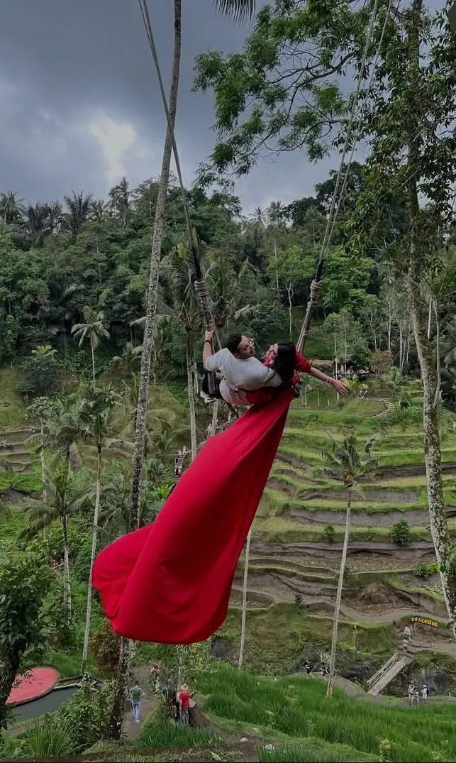 Couple on a jungle swing over Ubud rice terraces