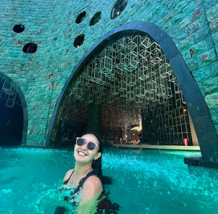 Guest at the swim-up bar at Tlaga Singha