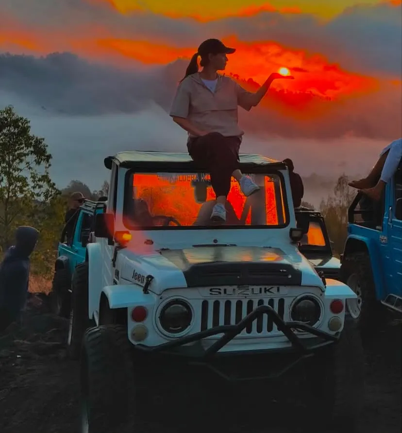 Guest on a jeep holding the Kintamani sunrise