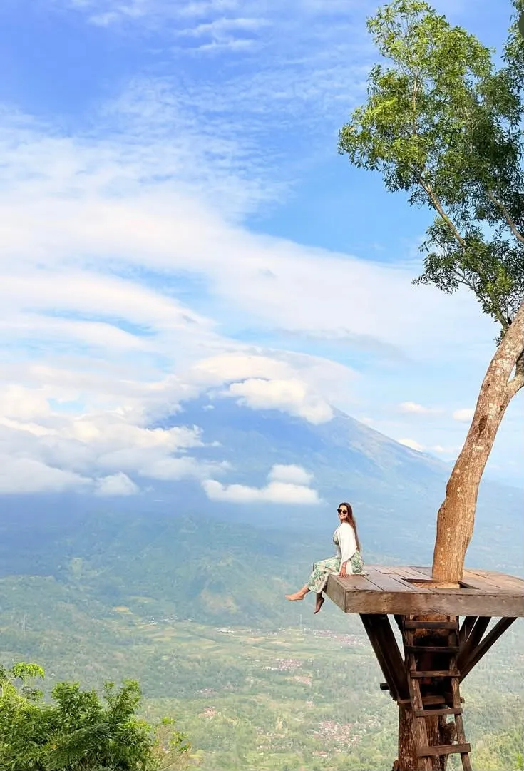 Guest on a tree platform overlooking Mount Agung