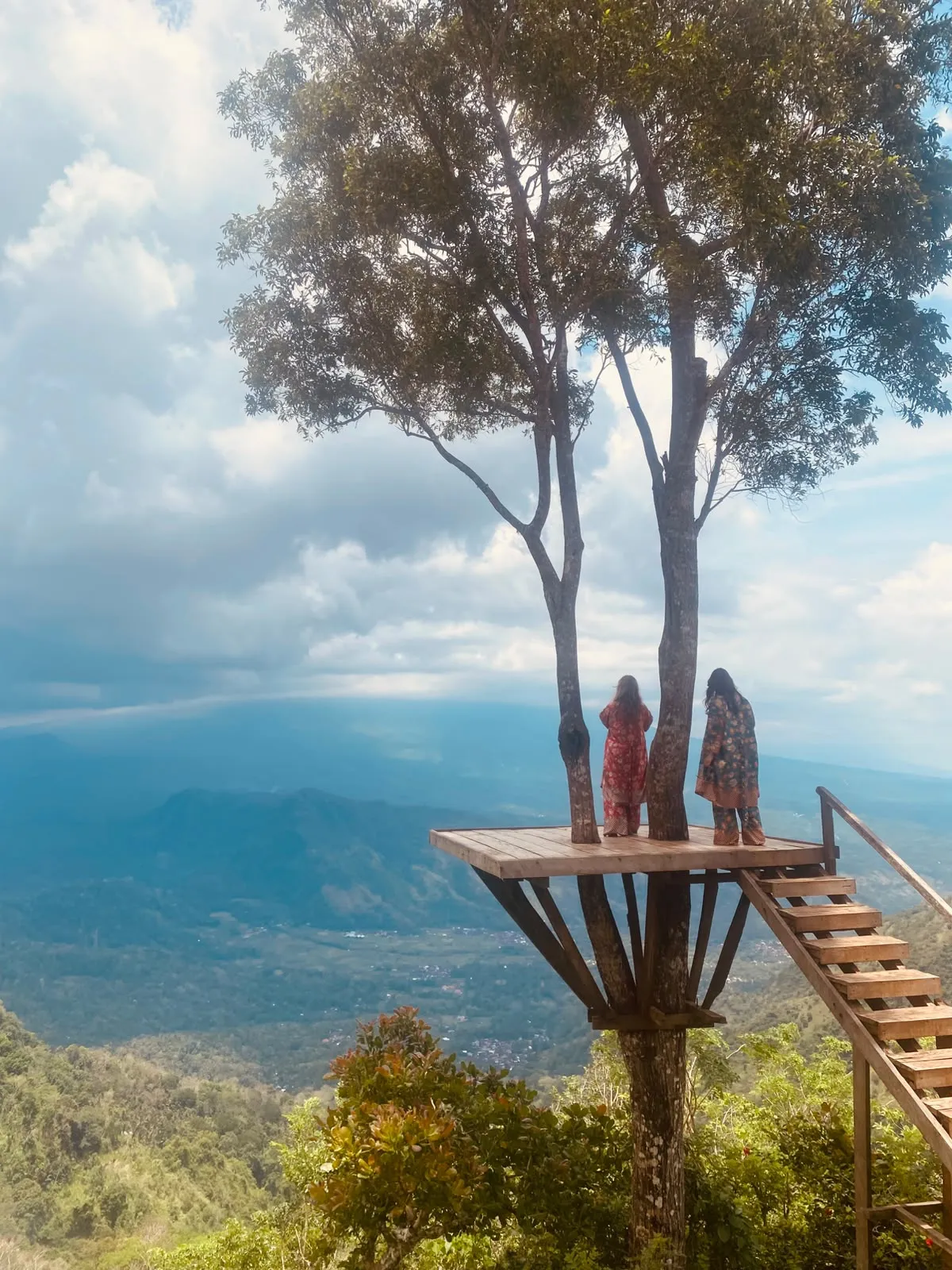 Two guests on the Lahangan Sweet tree platform