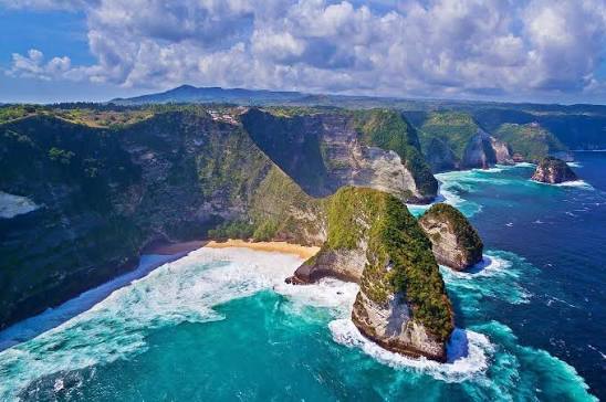 Nusa Penida cliff coastline