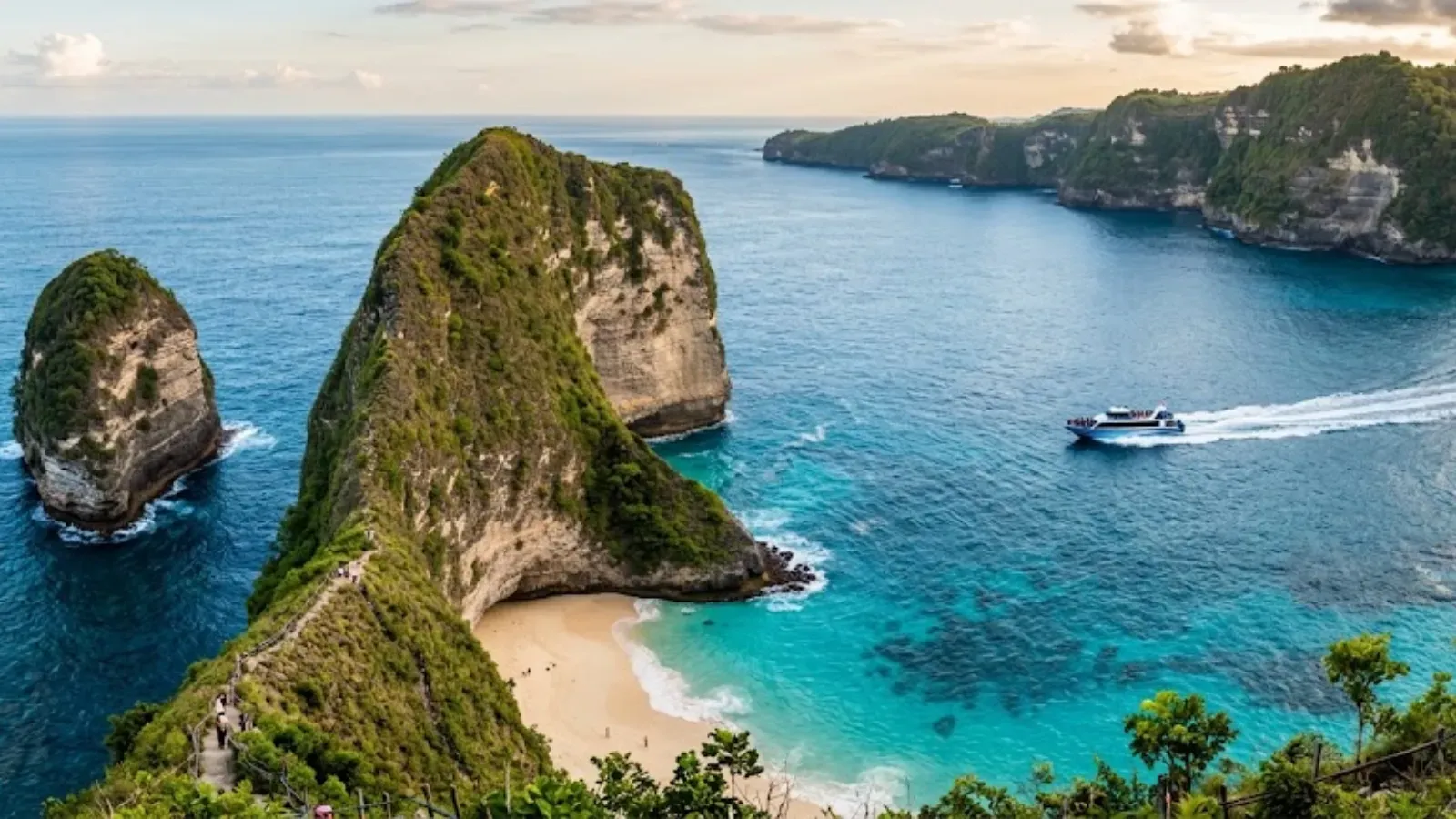 Dramatic coastal cliffs and turquoise water at Kelingking, Nusa Penida.