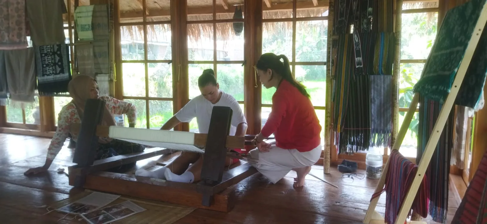 Hand weaving in Tetebatu