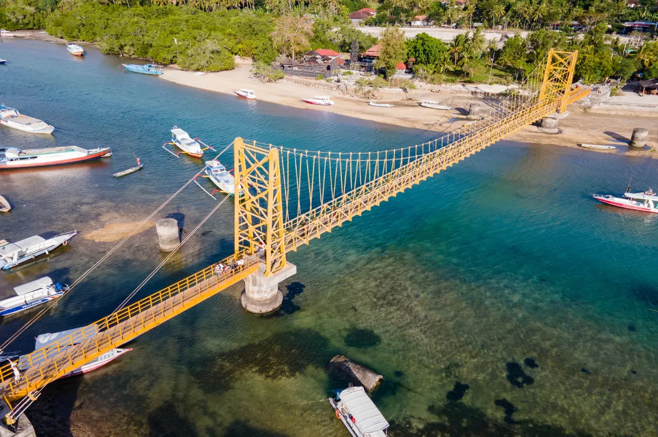 Nusa Lembongan island shoreline
