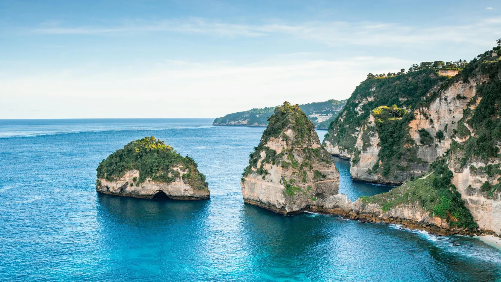Limestone cliff and turquoise bay at Kelingking, west Nusa Penida
