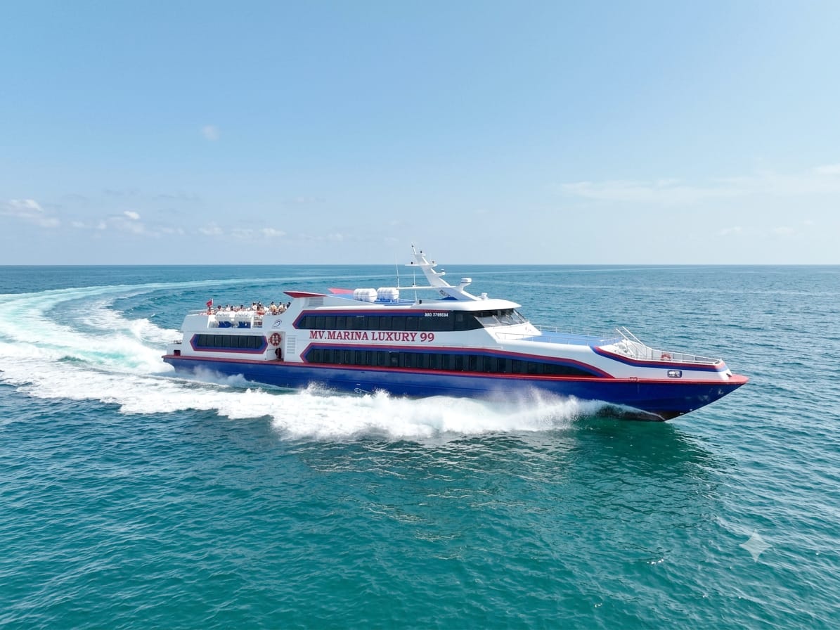 Armada kapal cepat South Bali Fast Ferry berlayar di laut